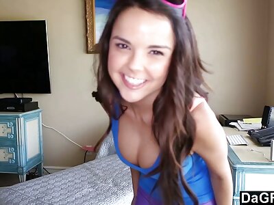 Leidenschaftliches Mädchen hat Sex gaygruppensex in der Öffentlichkeit