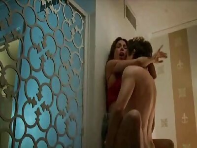 Junges Aussehen nimmt kaviar gruppensex mehrere Positionen ein, um einen Orgasmus zu erreichen