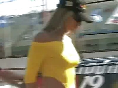 Süße Blondine wird lesbengruppensex in ihre beiden Löcher gefickt