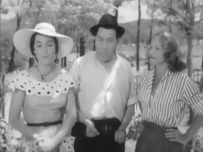 Japanisches Schulmädchen fickt strandgruppensex in klassischer Uniform