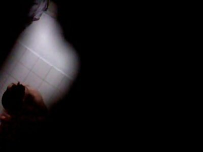 Hottie blonde Aged dreht sich im Bett, Knopf in gruppensex videos ihrer Vagina