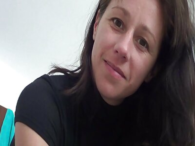 Fieses vintage gruppensex asiatisches Dienstmädchen doppelter Blowjob und harter Fick!