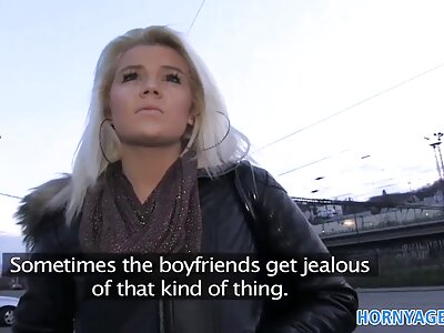 Luscious Mama möchte, dass du mit gruppensex im pool ihr spielst